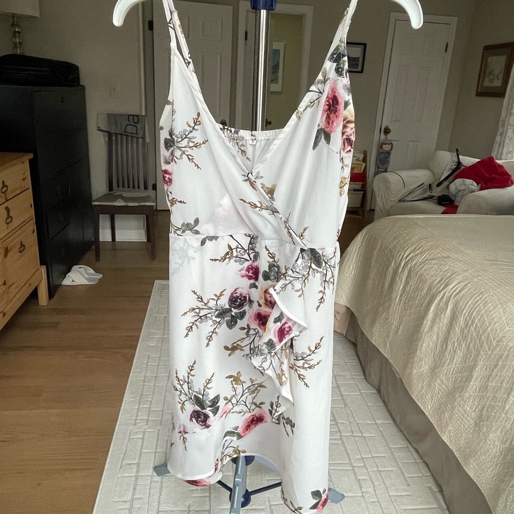 Floral Wrap Dress W/Ruffle Details 🌺